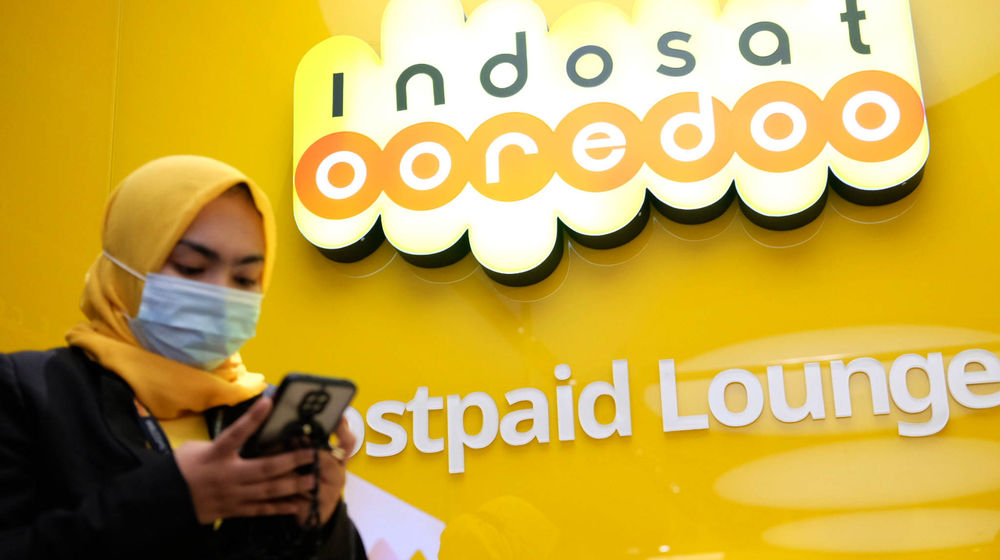 Karyawati beraktivitas di salah satu Gerai Indosat Ooredoo di Jakarta, Rabu, 23 Juni 2021.
