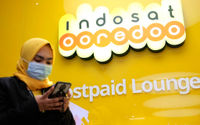 Karyawati beraktivitas di salah satu Gerai Indosat Ooredoo di Jakarta, Rabu, 23 Juni 2021.