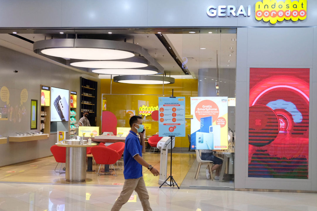 <p>Pengunjung melintas di depan salah satu Gerai Indosat Ooredoo di Jakarta, Rabu, 23 Juni 2021. Foto: Ismail Pohan/TrenAsia</p>
