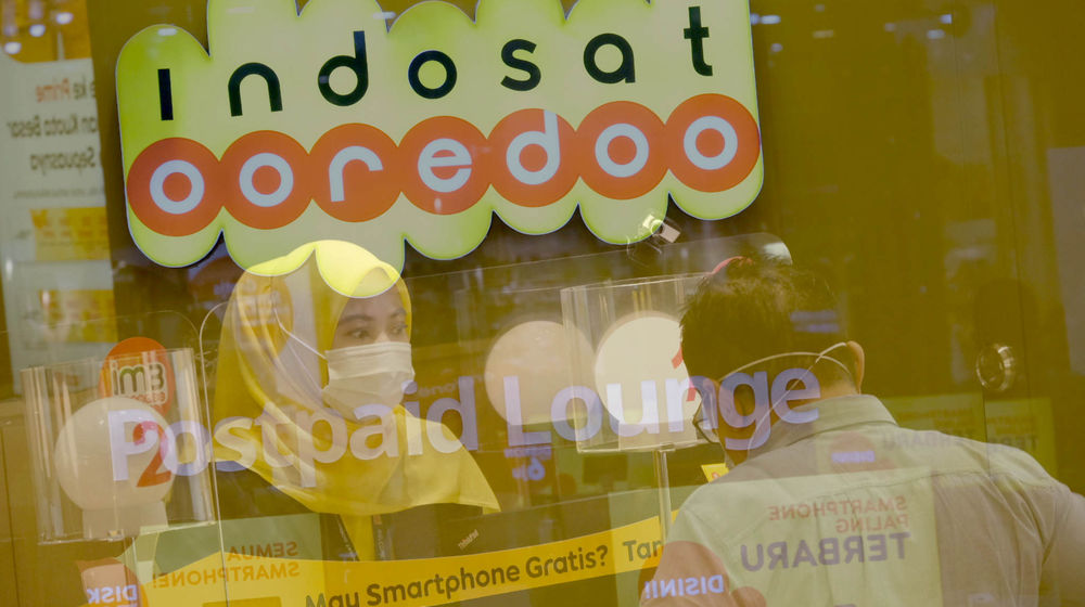 <p>Karyawati melayani pelanggan di salah satu Gerai Indosat Ooredoo di Jakarta, Rabu, 23 Juni 2021. Foto: Ismail Pohan/TrenAsia</p>
