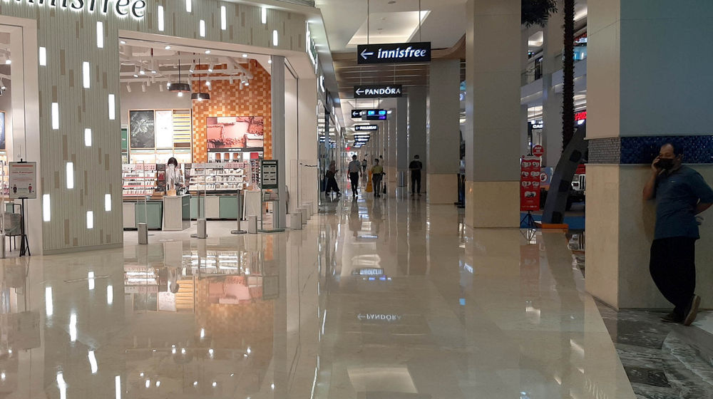 <p>Suasana pengunjung dan tenant di pusat perbelanjaan Mal Kasablanka, Jakarta, Rabu, 23 Juni 2021. Foto: Ismail Pohan/TrenAsia</p>
