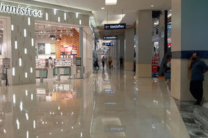 <p>Suasana pengunjung dan tenant di pusat perbelanjaan Mal Kasablanka, Jakarta, Rabu, 23 Juni 2021. Foto: Ismail Pohan/TrenAsia</p>
