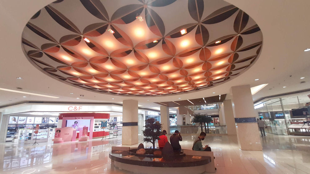 <p>Suasana pengunjung dan tenant di pusat perbelanjaan Mal Kasablanka, Jakarta, Rabu, 23 Juni 2021. Foto: Ismail Pohan/TrenAsia</p>
