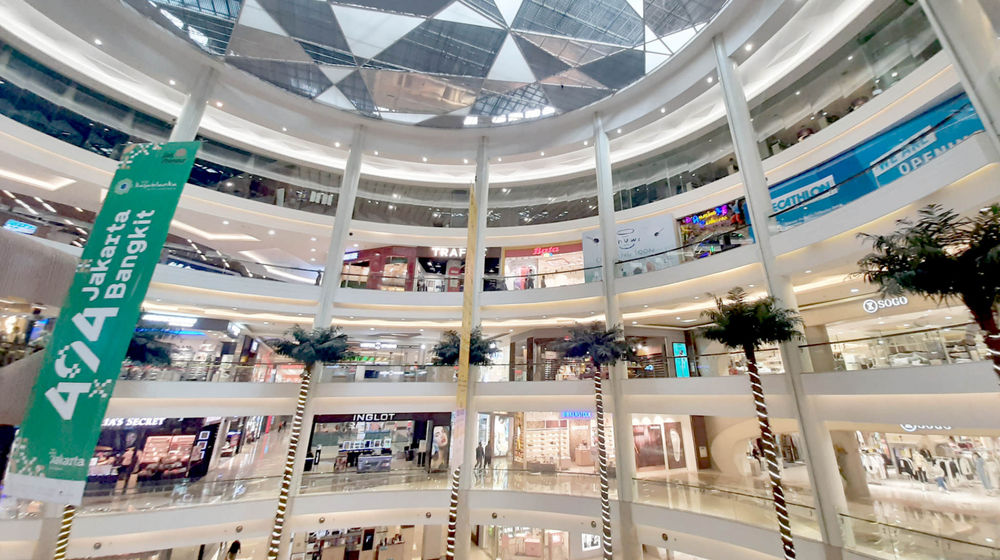 <p>Suasana pengunjung dan tenant di pusat perbelanjaan Mal Kasablanka, Jakarta, Rabu, 23 Juni 2021. Foto: Ismail Pohan/TrenAsia</p>
