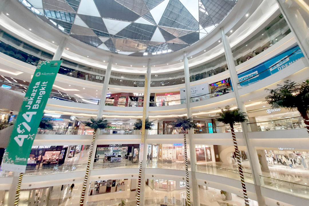 <p>Suasana pengunjung dan tenant di pusat perbelanjaan Mal Kasablanka, Jakarta, Rabu, 23 Juni 2021. Foto: Ismail Pohan/TrenAsia</p>
