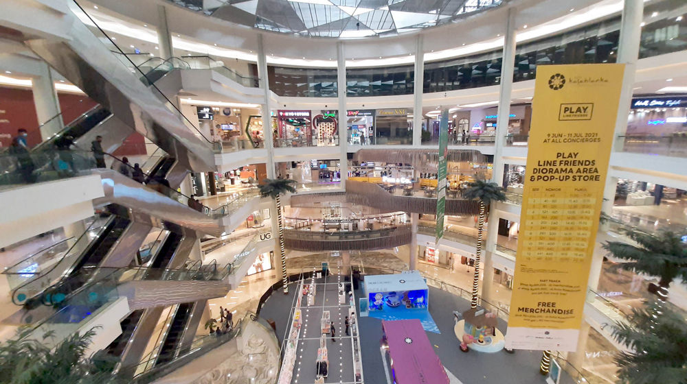 <p>Suasana pengunjung dan tenant di pusat perbelanjaan Mal Kasablanka, Jakarta, Rabu, 23 Juni 2021. Foto: Ismail Pohan/TrenAsia</p>
