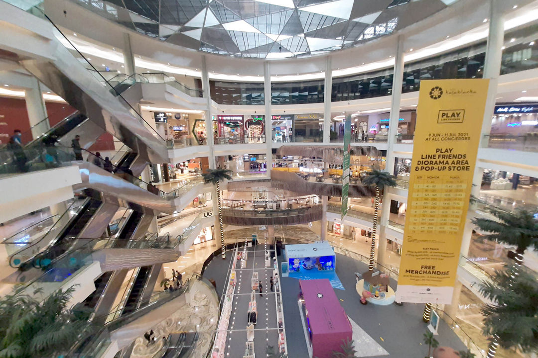 <p>Suasana pengunjung dan tenant di pusat perbelanjaan Mal Kasablanka, Jakarta, Rabu, 23 Juni 2021. Foto: Ismail Pohan/TrenAsia</p>
