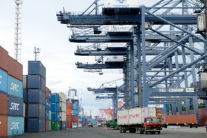 <p>Suasana aktivitas bongkar muat petikemas di Jakarta International Container Terminal (JICT), Tanjung Priok, Jakarta Utara, Rabu, 16 Juni 2021. Foto: Ismail Pohan/TrenAsia</p>
