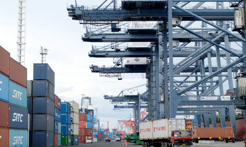 <p>Suasana aktivitas bongkar muat petikemas di Jakarta International Container Terminal (JICT), Tanjung Priok, Jakarta Utara, Rabu, 16 Juni 2021. Foto: Ismail Pohan/TrenAsia</p>
