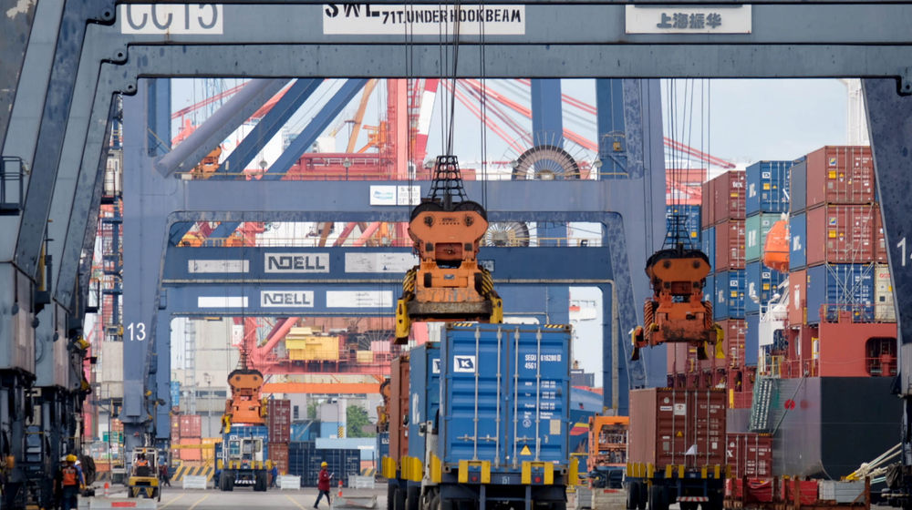 <p>Suasana aktivitas bongkar muat petikemas di Jakarta International Container Terminal (JICT), Tanjung Priok, Jakarta Utara, Rabu, 16 Juni 2021. Foto: Ismail Pohan/TrenAsia</p>