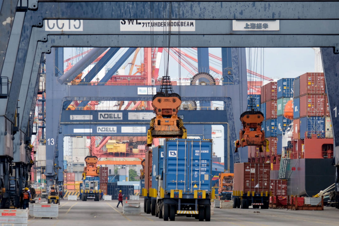 <p>Suasana aktivitas bongkar muat petikemas di Jakarta International Container Terminal (JICT), Tanjung Priok, Jakarta Utara, Rabu, 16 Juni 2021. Foto: Ismail Pohan/TrenAsia</p>
