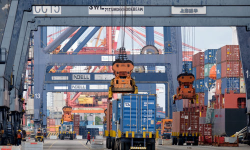 <p>Suasana aktivitas bongkar muat petikemas di Jakarta International Container Terminal (JICT), Tanjung Priok, Jakarta Utara, Rabu, 16 Juni 2021. Foto: Ismail Pohan/TrenAsia</p>
