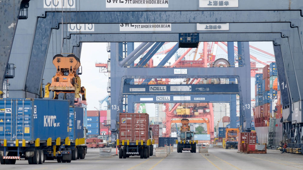 <p>Suasana aktivitas bongkar muat petikemas di Jakarta International Container Terminal (JICT), Tanjung Priok, Jakarta Utara, Rabu, 16 Juni 2021. Foto: Ismail Pohan/TrenAsia</p>
