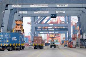 <p>Suasana aktivitas bongkar muat petikemas di Jakarta International Container Terminal (JICT), Tanjung Priok, Jakarta Utara, Rabu, 16 Juni 2021. Foto: Ismail Pohan/TrenAsia</p>