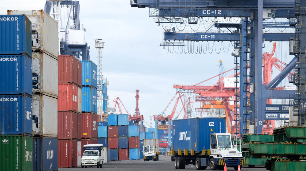<p>Suasana aktivitas bongkar muat petikemas di Jakarta International Container Terminal (JICT), Tanjung Priok, Jakarta Utara, Rabu, 16 Juni 2021. Foto: Ismail Pohan/TrenAsia</p>
