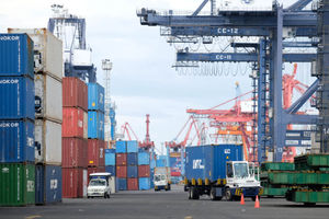 <p>Suasana aktivitas bongkar muat petikemas di Jakarta International Container Terminal (JICT), Tanjung Priok, Jakarta Utara, Rabu, 16 Juni 2021. Foto: Ismail Pohan/TrenAsia</p>
