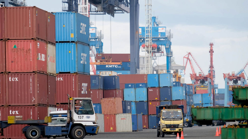 <p>Suasana aktivitas bongkar muat petikemas di Jakarta International Container Terminal (JICT), Tanjung Priok, Jakarta Utara, Rabu, 16 Juni 2021. Foto: Ismail Pohan/TrenAsia</p>
