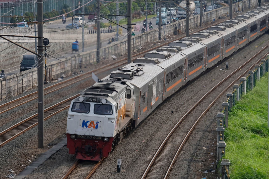 Rangkaian Kereta Api jarak jauh melintas di area Depo Cipinang, Jakarta Timur, Selasa, 22 Juni 2021. 