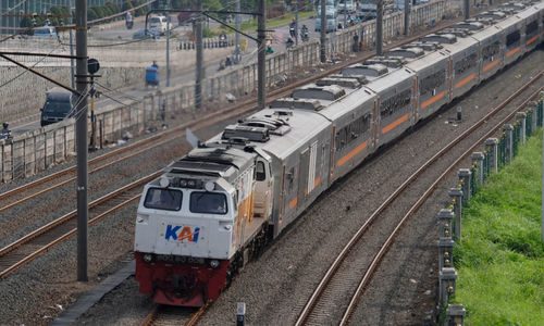 Rangkaian Kereta Api jarak jauh melintas di area Depo Cipinang, Jakarta Timur, Selasa, 22 Juni 2021. 