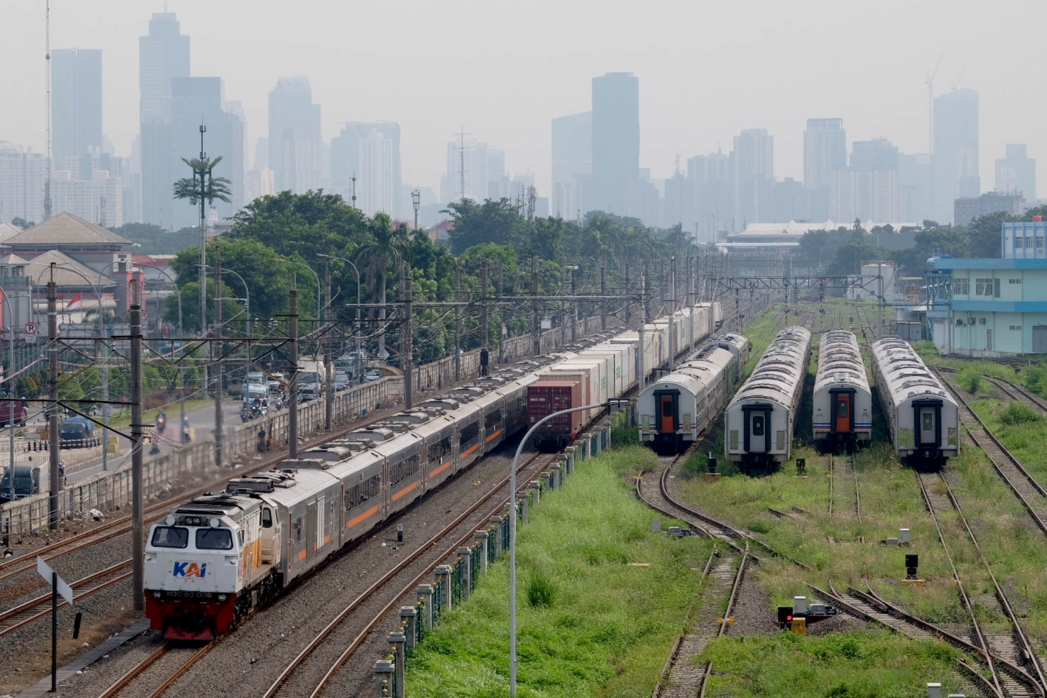 <p>Rangkaian Kereta Api jarak jauh melintas di area Depo Cipinang, Jakarta Timur, Selasa, 22 Juni 2021. Foto: Ismail Pohan/TrenAsia</p>

