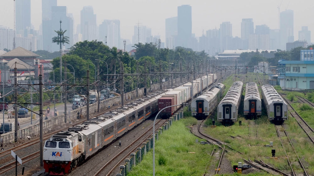 <p>Rangkaian Kereta Api jarak jauh melintas di area Depo Cipinang, Jakarta Timur, Selasa, 22 Juni 2021. Foto: Ismail Pohan/TrenAsia</p>
