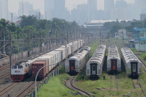 <p>Rangkaian Kereta Api jarak jauh melintas di area Depo Cipinang, Jakarta Timur, Selasa, 22 Juni 2021. Foto: Ismail Pohan/TrenAsia</p>
