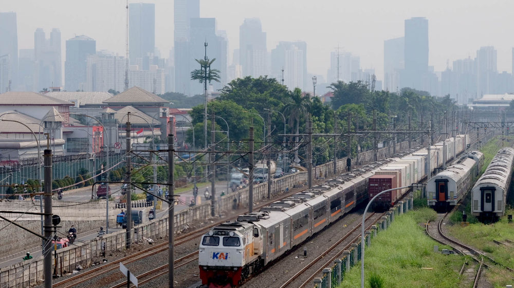 <p>Rangkaian Kereta Api jarak jauh melintas di area Depo Cipinang, Jakarta Timur, Selasa, 22 Juni 2021. Foto: Ismail Pohan/TrenAsia</p>