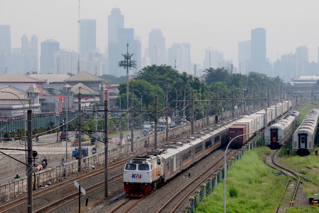 <p>Rangkaian Kereta Api jarak jauh melintas di area Depo Cipinang, Jakarta Timur, Selasa, 22 Juni 2021. Foto: Ismail Pohan/TrenAsia</p>
