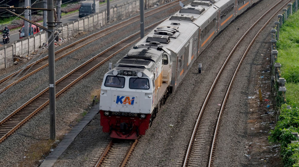 <p>Rangkaian Kereta Api jarak jauh melintas di area Depo Cipinang, Jakarta Timur, Selasa, 22 Juni 2021. Foto: Ismail Pohan/TrenAsia</p>