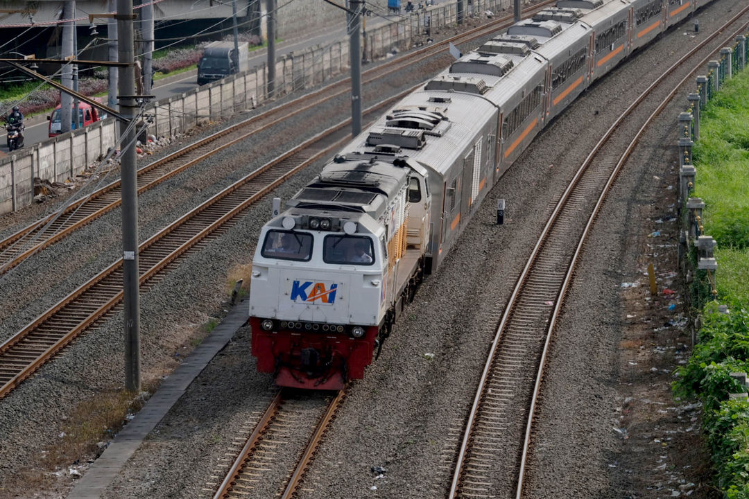 <p>Rangkaian Kereta Api jarak jauh melintas di area Depo Cipinang, Jakarta Timur, Selasa, 22 Juni 2021. Foto: Ismail Pohan/TrenAsia</p>
