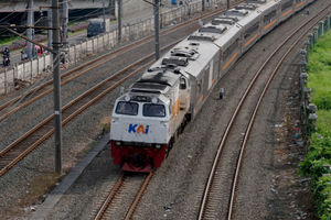 <p>Rangkaian Kereta Api jarak jauh melintas di area Depo Cipinang, Jakarta Timur, Selasa, 22 Juni 2021. Foto: Ismail Pohan/TrenAsia</p>
