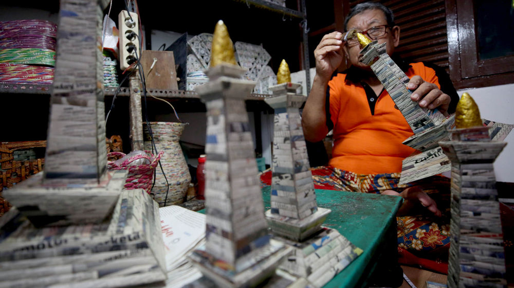 <p>Sugito (68) menyelesaikan pembuatan miniatur Monas dari kertas koran bekas di Bank Sampah Tri Alam Lestari, Pesanggrahan, Jakarta Selatan, Kamis, 10 Juni 2021. Foto: Ismail Pohan/TrenAsia</p>
