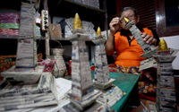 <p>Sugito (68) menyelesaikan pembuatan miniatur Monas dari kertas koran bekas di Bank Sampah Tri Alam Lestari, Pesanggrahan, Jakarta Selatan, Kamis, 10 Juni 2021. Foto: Ismail Pohan/TrenAsia</p>
