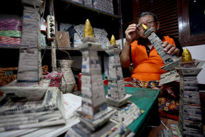 <p>Sugito (68) menyelesaikan pembuatan miniatur Monas dari kertas koran bekas di Bank Sampah Tri Alam Lestari, Pesanggrahan, Jakarta Selatan, Kamis, 10 Juni 2021. Foto: Ismail Pohan/TrenAsia</p>