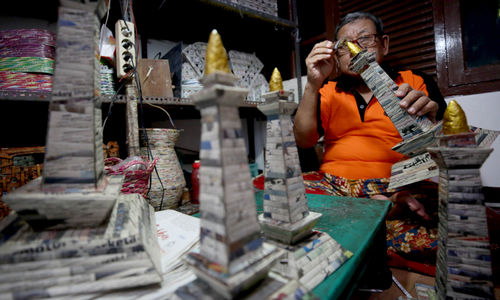 <p>Sugito (68) menyelesaikan pembuatan miniatur Monas dari kertas koran bekas di Bank Sampah Tri Alam Lestari, Pesanggrahan, Jakarta Selatan, Kamis, 10 Juni 2021. Foto: Ismail Pohan/TrenAsia</p>
