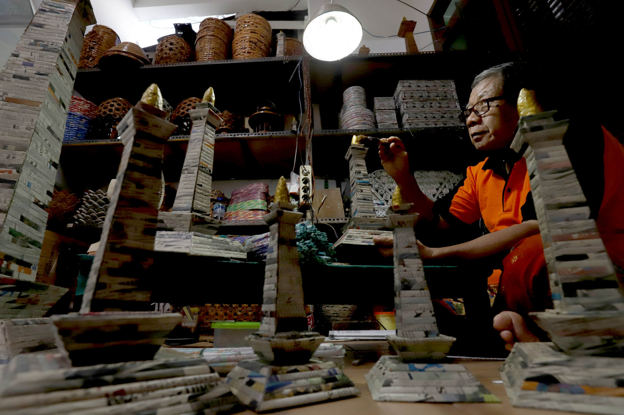 <p>Sugito (68) menyelesaikan pembuatan miniatur Monas dari kertas koran bekas di Bank Sampah Tri Alam Lestari, Pesanggrahan, Jakarta Selatan, Kamis, 10 Juni 2021. Foto: Ismail Pohan/TrenAsia</p>
