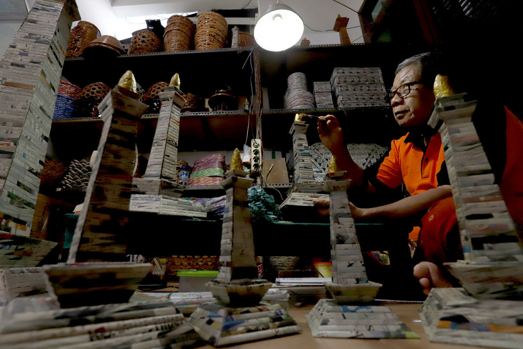 <p>Sugito (68) menyelesaikan pembuatan miniatur Monas dari kertas koran bekas di Bank Sampah Tri Alam Lestari, Pesanggrahan, Jakarta Selatan, Kamis, 10 Juni 2021. Foto: Ismail Pohan/TrenAsia</p>
