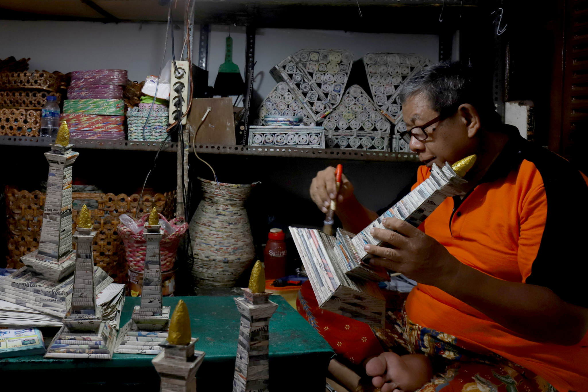 <p>Sugito (68) menyelesaikan pembuatan miniatur Monas dari kertas koran bekas di Bank Sampah Tri Alam Lestari, Pesanggrahan, Jakarta Selatan, Kamis, 10 Juni 2021. Foto: Ismail Pohan/TrenAsia</p>
