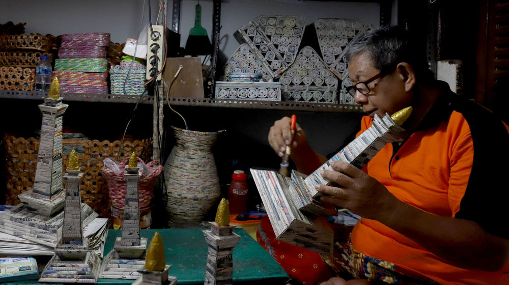 <p>Sugito (68) menyelesaikan pembuatan miniatur Monas dari kertas koran bekas di Bank Sampah Tri Alam Lestari, Pesanggrahan, Jakarta Selatan, Kamis, 10 Juni 2021. Foto: Ismail Pohan/TrenAsia</p>

