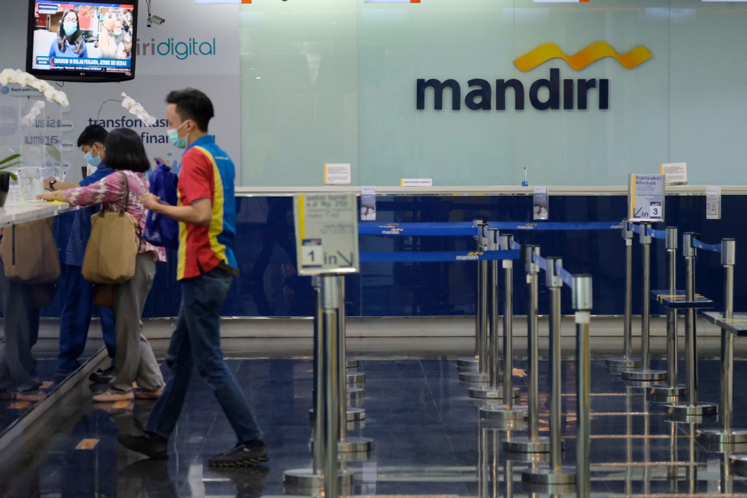 <p>Suasana pelayanan nasabah di kantor cabang Bank Mandiri, Plaza Mandiri, Gatot Subroto, Jakarta, Selasa, 8 Juni 2021. Foto: Ismail Pohan/TrenAsia</p>
