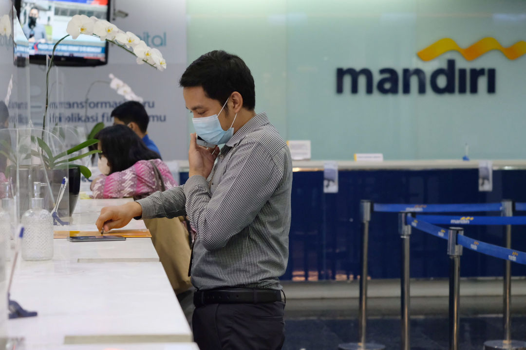 <p>Suasana pelayanan nasabah di kantor cabang Bank Mandiri, Plaza Mandiri, Gatot Subroto, Jakarta, Selasa, 8 Juni 2021. Foto: Ismail Pohan/TrenAsia</p>
