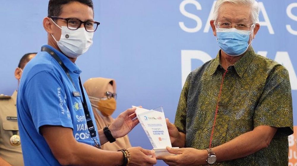 <p>Sandiaga Uno Menteri Pariwisata &amp; Ekonomi Kreatif dan Bacelius Ruru President Director PT.<br />
 Agung Podomoro Land Tbk di sela – sela acara program sentra vaksin COVID-19 pelaku parekraf di Central Park dan Neo Soho Mall Jakarta, Selasa, 8 Juni 2021.</p>

