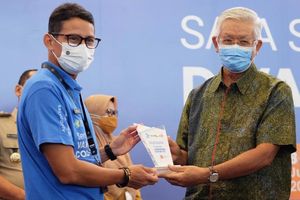 <p>Sandiaga Uno Menteri Pariwisata &amp; Ekonomi Kreatif dan Bacelius Ruru President Director PT.<br />
 Agung Podomoro Land Tbk di sela – sela acara program sentra vaksin COVID-19 pelaku parekraf di Central Park dan Neo Soho Mall Jakarta, Selasa, 8 Juni 2021.</p>
