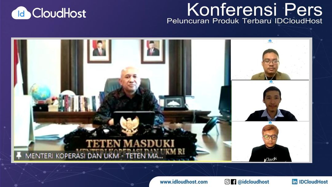 <p>Menteri Koperasi dan UKM Teten Masduki foto bersama Founder sekaligus CEO IDCloudHost Alfian Pamungkas Sakawiguna (tengah), CMO IDCloudHost Muhammad Mufid Luthfi (kanan atas), dan CTO IDCloudHost Faisal Reza (kanan bawah) dalam peluncuran dua produk terbaru IDCloudHost, Server Cloud VPS (Virtual Private Server) dan Object Storage, secara daring pada Rabu (16/6). (Foto: IDCloudHost)</p>
