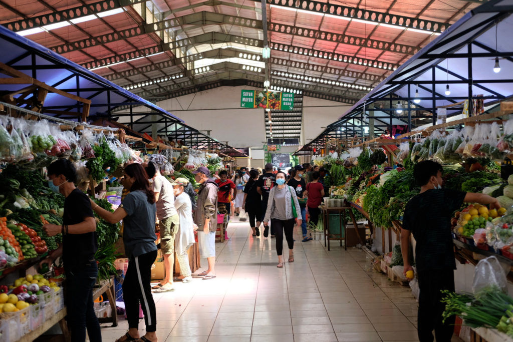 <p>Warga berbelanja di los sayur dan buah  di Pasar Bersih Sentul City, Sentul, Kabupaten Bogor, Jawa Barat, Senin, 15 Maret 2021. Foto: Ismail Pohan/TrenAsia</p>
