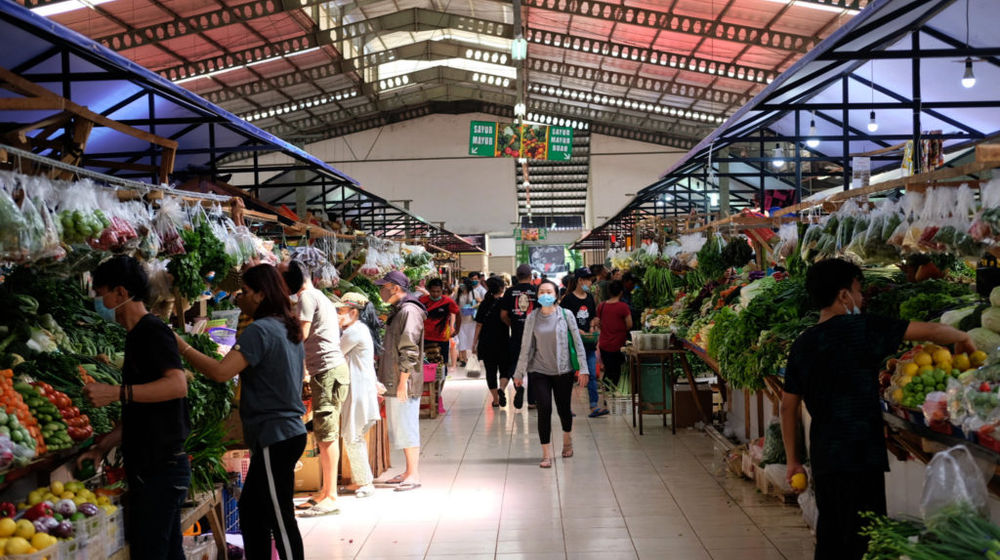 <p>Warga berbelanja di los sayur dan buah  di Pasar Bersih Sentul City, Sentul, Kabupaten Bogor, Jawa Barat, Senin, 15 Maret 2021. Foto: Ismail Pohan/TrenAsia</p>
