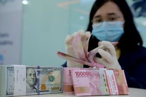<p>Karyawati salah satu bank menunjukkan mata uang Rupiah dan Dolar di Jakarta, Selasa, 8 Juni 2021. Foto: Ismail Pohan/TrenAsia</p>

