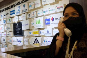 <p>Karyawan beraktivitas di dekat logo sejumlah asuransi umum Indonesia (AAUI) di Jakarta, Senin, 28 Juni 2021. Foto: Ismail Pohan/TrenAsia</p>