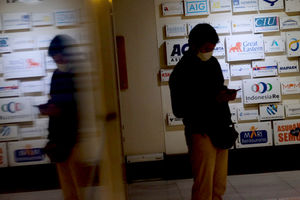 <p>Karyawan beraktivitas di dekat logo sejumlah asuransi umum di Jakarta, Senin, 28 Juni 2021. Foto: Ismail Pohan/TrenAsia</p>
