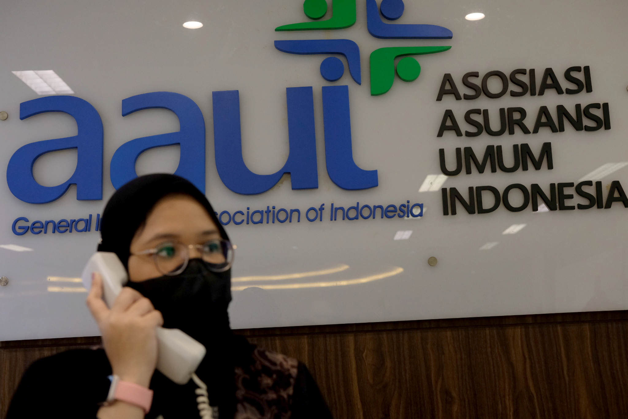 <p>Karyawan beraktivitas di dekat logo Asosiasi Asuransi Umum Indonesia (AAUI) di Jakarta, Senin, 28 Juni 2021. Foto: Ismail Pohan/TrenAsia</p>
